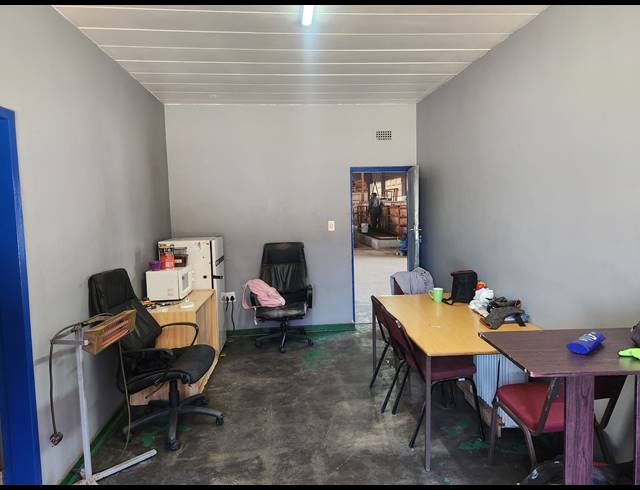 800M² WAREHOUSE TO LET IN WADEVILLE
